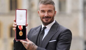 David Beckham es coronado caballero por el rey Carlos III