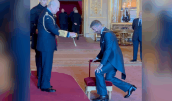 Nombra el rey Carlos III de Inglaterra caballero al exfutbolista David Beckham | Video