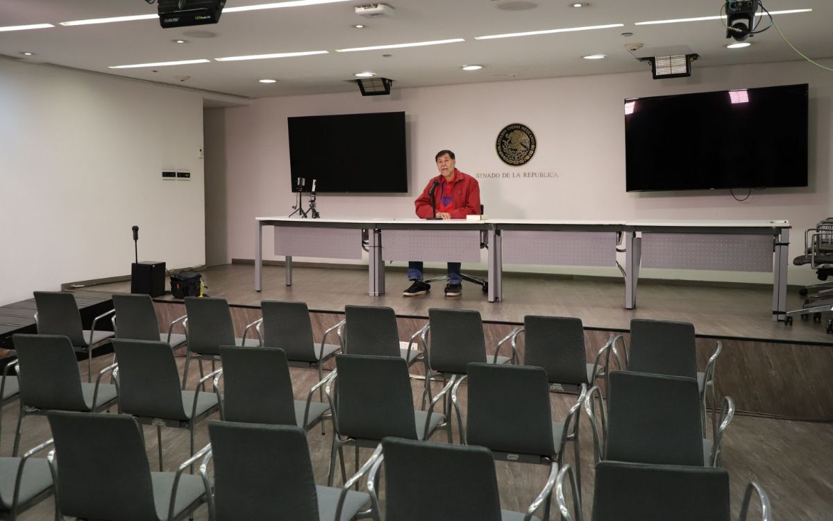 Dejan solo a Noroña; truena contra medios y Grecia Quiroz frente a sillas vacías