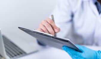 Iniciativa busca que influencers de salud muestren cédula profesional y no monetizen sus consejos