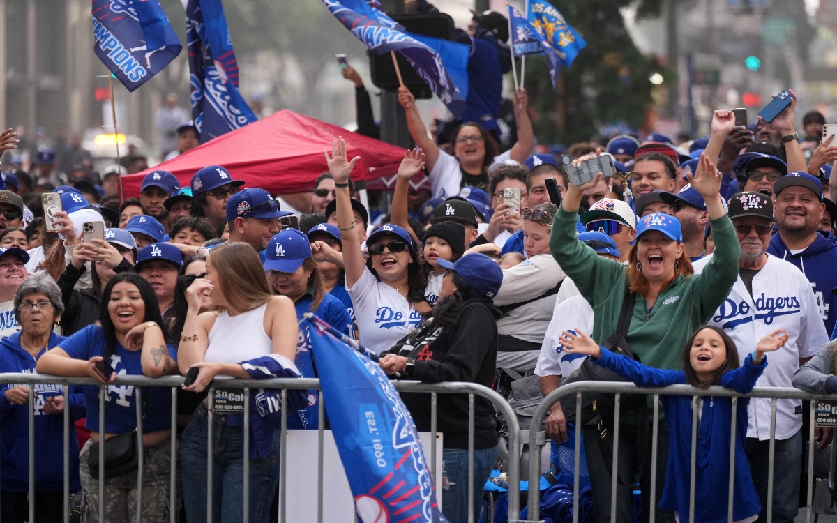 Desata Dodgers la euforia en las principales calles de Los Ángeles |  Video y Fotogalería Desata Dodgers la euforia en las principales calles de Los Ángeles |  Video y Fotogalería