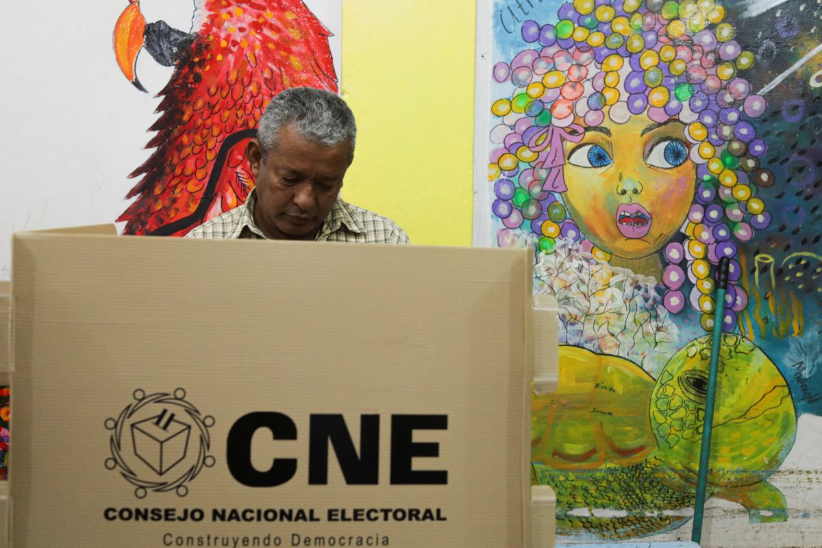 Honduras vota en presidenciales ensombrecidas por acusaciones de fraude