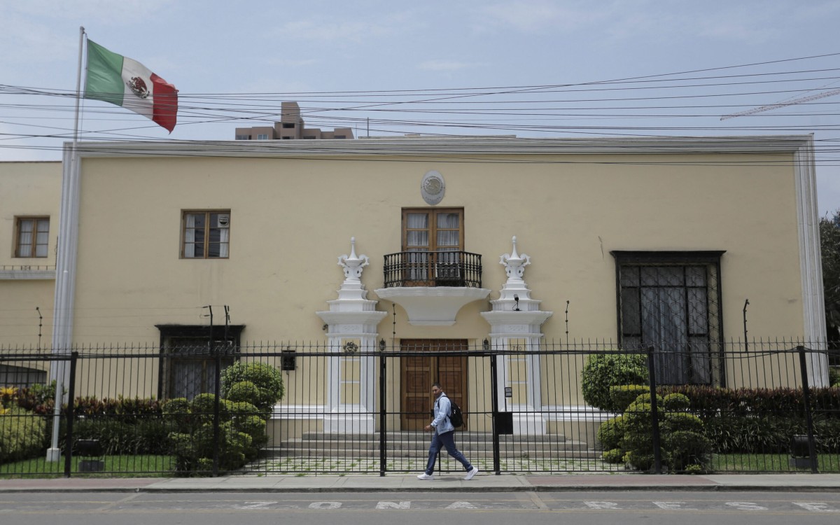 Primer ministro de Perú contradice al presidente: 'No es posible' intervenir en la Embajada mexicana