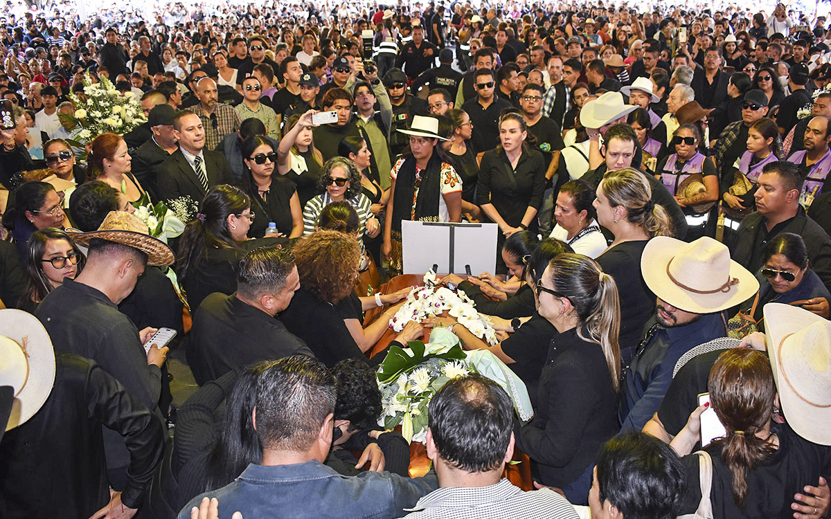 Aristegui en Vivo: Ola de indignación por asesinato de Carlos Manzo; abuchean a gobernador y causan destrozos en Palacio de Gobierno (03/11/2025)