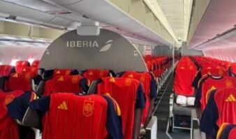 Regala aerolínea española nueva playera de La Roja en vuelo a CDMX | Video