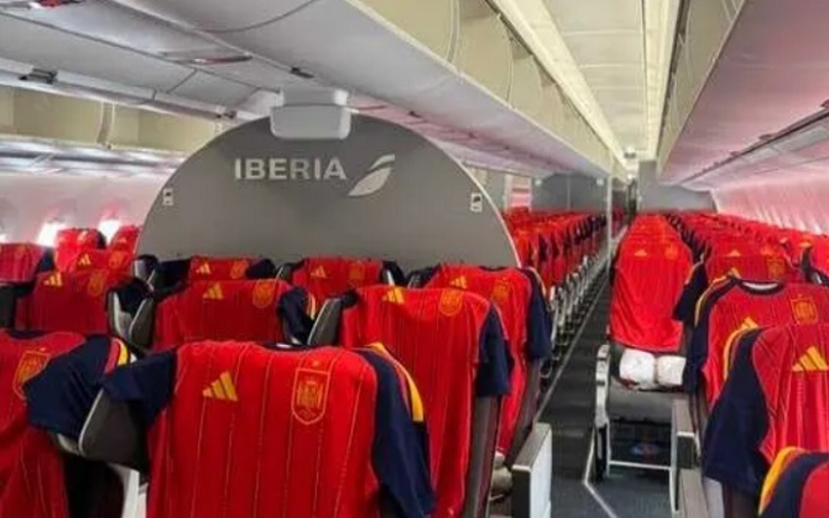 Regala aerolínea española nueva playera de La Roja en vuelo a CDMX | Video Regala aerolínea española nueva playera de La Roja en vuelo a CDMX | Video