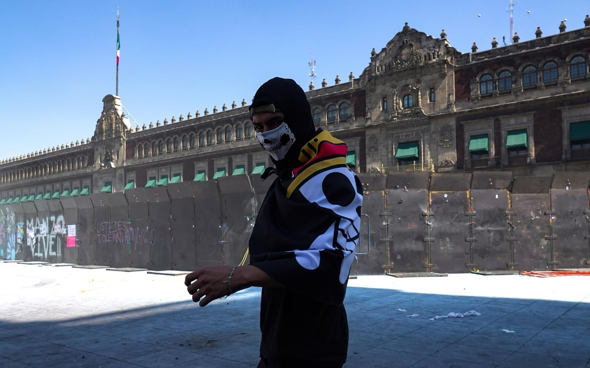 Imágenes | Marcha de la 'Generación Z' termina con disturbios y enfrentamientos en el Zócalo de la CDMX Imágenes | Marcha de la 'Generación Z' termina con disturbios y enfrentamientos en el Zócalo de la CDMX