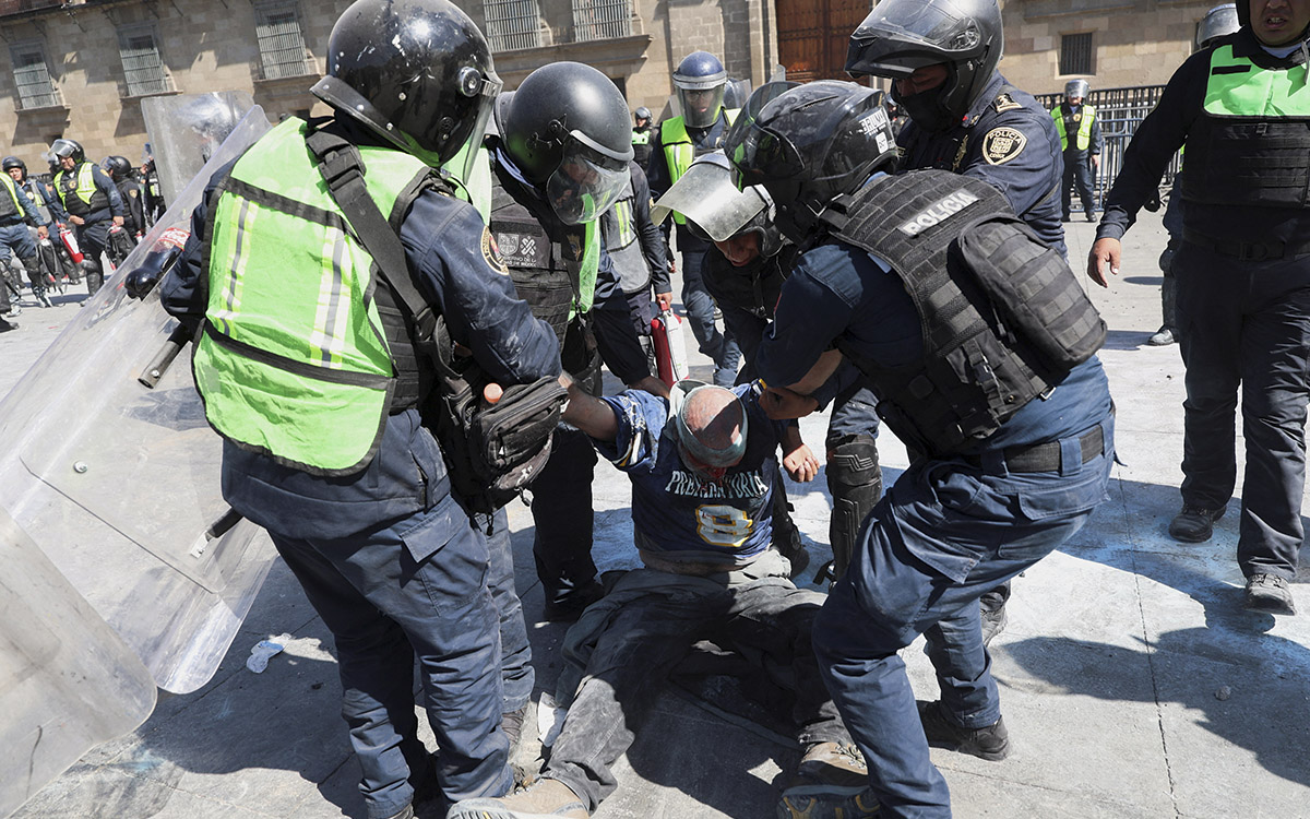 Brugada asegura que policía solo realizó 'acciones de contención' en el Zócalo; gobernadores respaldan a Sheinbaum Brugada asegura que policía solo realizó 'acciones de contención' en el Zócalo; gobernadores respaldan a Sheinbaum