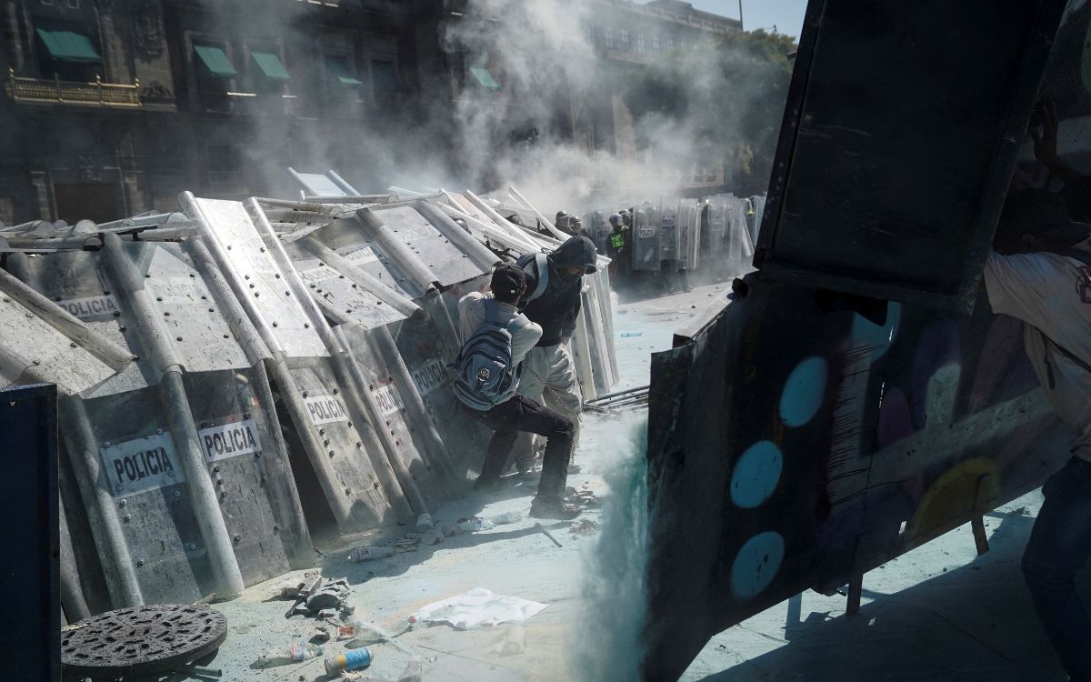 Fotos y Video | Caos en Palacio Nacional: Gases, derribo de vallas y lanzamiento de rocas durante marcha de 'Generación Z' Fotos y Video | Caos en Palacio Nacional: Gases, derribo de vallas y lanzamiento de rocas durante marcha de 'Generación Z'