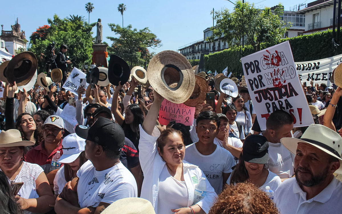 Familiares y miles de ciudadanos participaron en marcha por Carlos Manzo en Uruapan