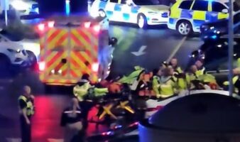 Al menos dos sujetos apuñalan a varias personas en un tren de Londres | Videos