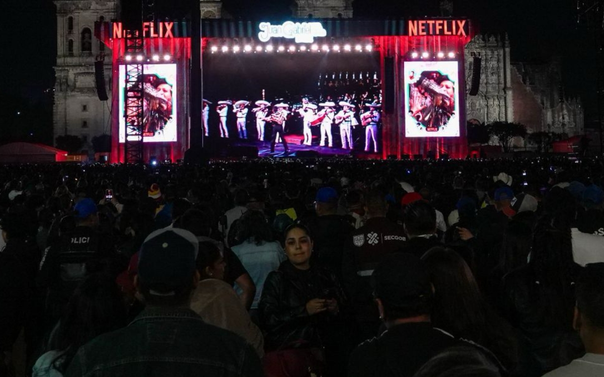 Miles llenan el Zócalo para recordar a Juan Gabriel Miles llenan el Zócalo para recordar a Juan Gabriel