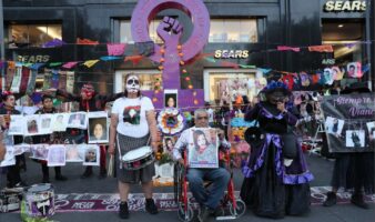 Colectivos colocan ofrenda en honor a víctimas de feminicidios y desaparecidos en México