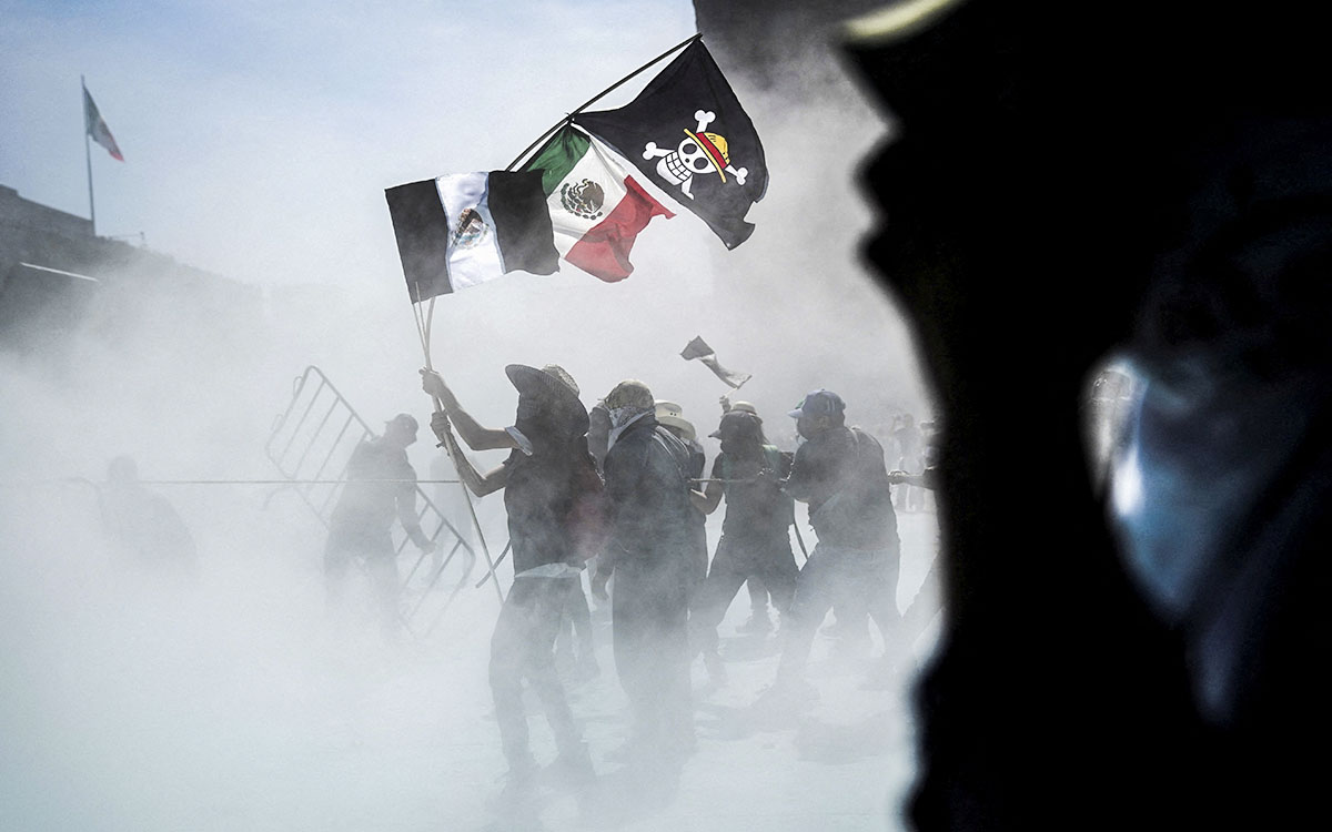 Aristegui en Vivo: Marcha de 'Generación Z' enciende debate; Jara y Kast, a segunda vuelta en Chile (17/11/2025)