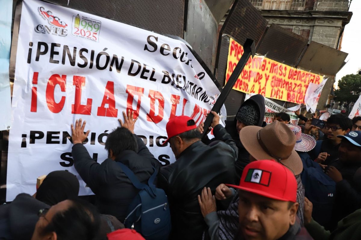 Maestros de la CNTE protestan e intentan deribar las vallas que protegen Palacio Nacional