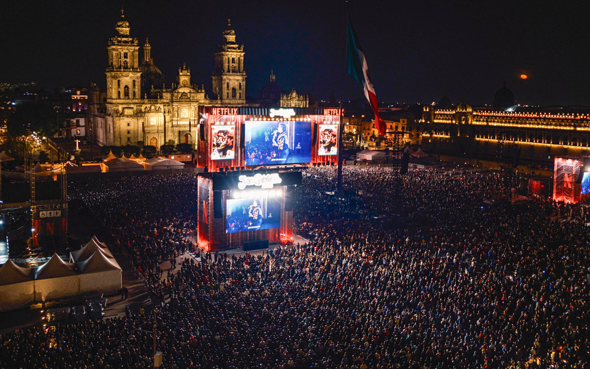 Gobierno CDMX estima asistencia de más de 170 mil personas a la proyección de Juan Gabriel en el Zócalo Gobierno CDMX estima asistencia de más de 170 mil personas a la proyección de Juan Gabriel en el Zócalo