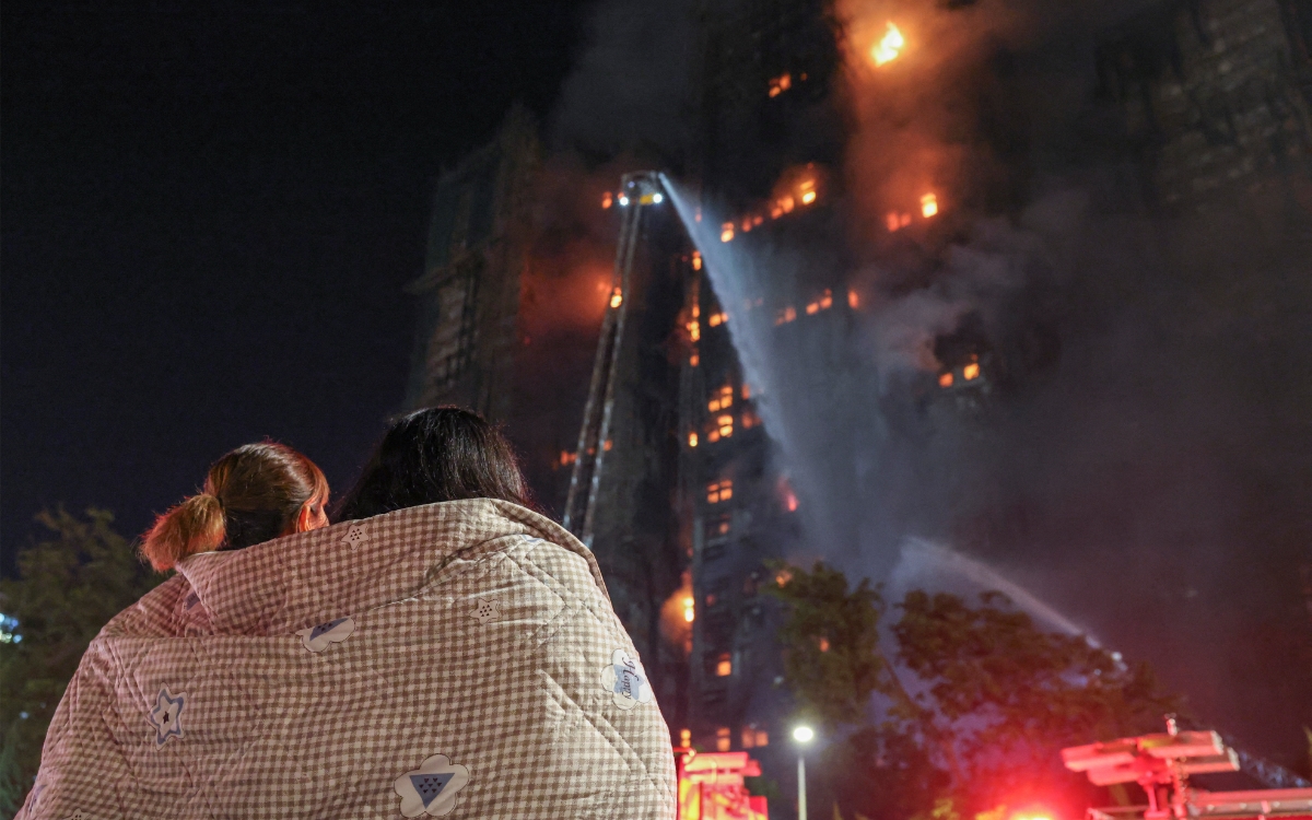 Tragedia en Hong Kong: Suman 128 muertos y 8 detenidos por incendio en torres residenciales