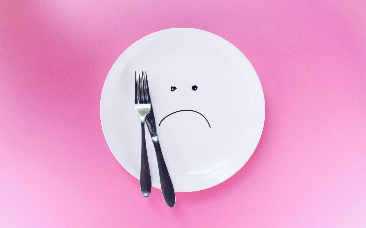 No tires tus platos rayados: el truco casero que los deja como nuevos