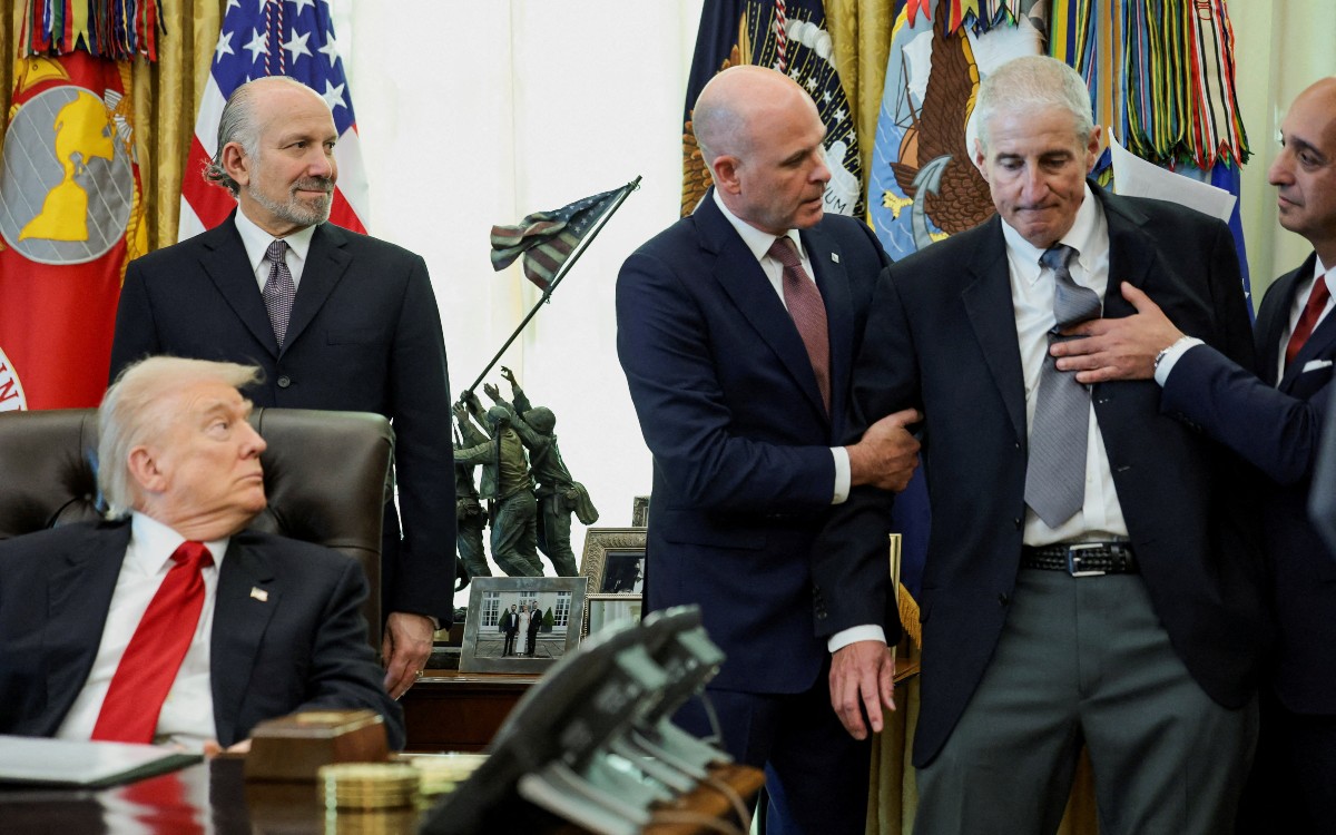 Ejecutivo de farmacéutica se desmaya frente a Trump en la Casa Blanca Ejecutivo de farmacéutica se desmaya frente a Trump en la Casa Blanca