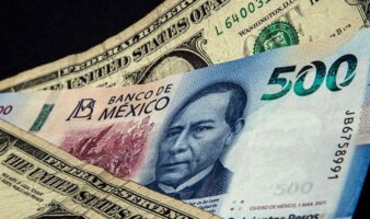 Peso cae y bolsa sube de cara al cierre de semana