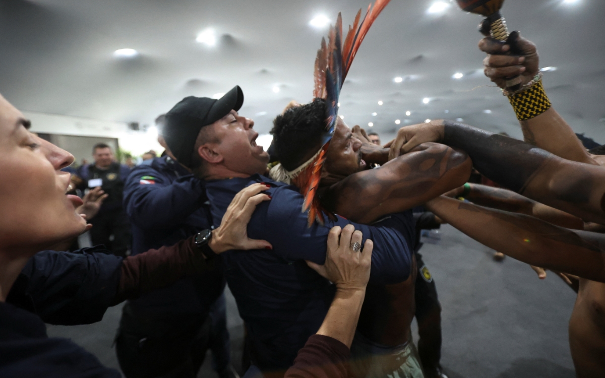 'La crisis climática es una crisis de salud': activistas entran a zona restringida de la COP30
