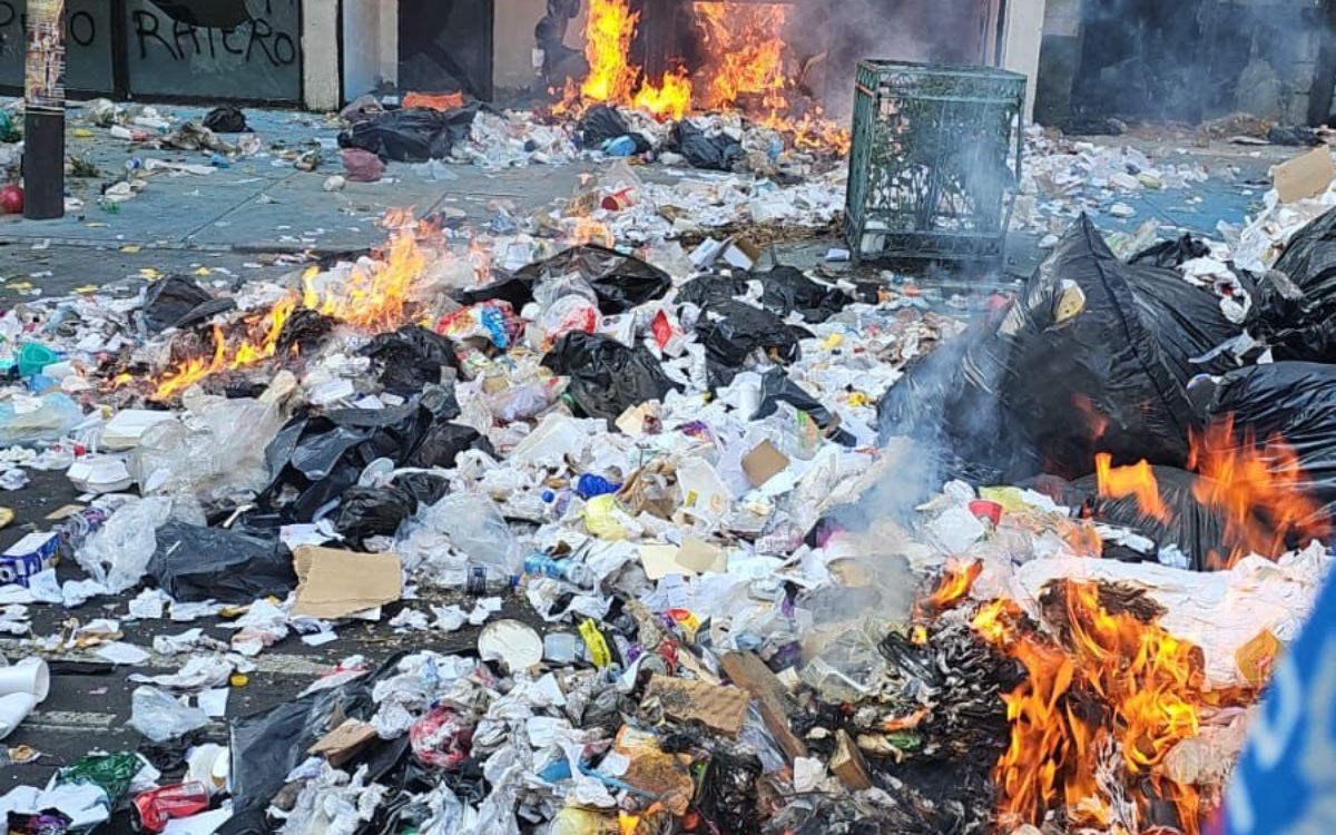 CDMX | Trabajadores de limpieza protestan con quema de basura CDMX | Trabajadores de limpieza protestan con quema de basura