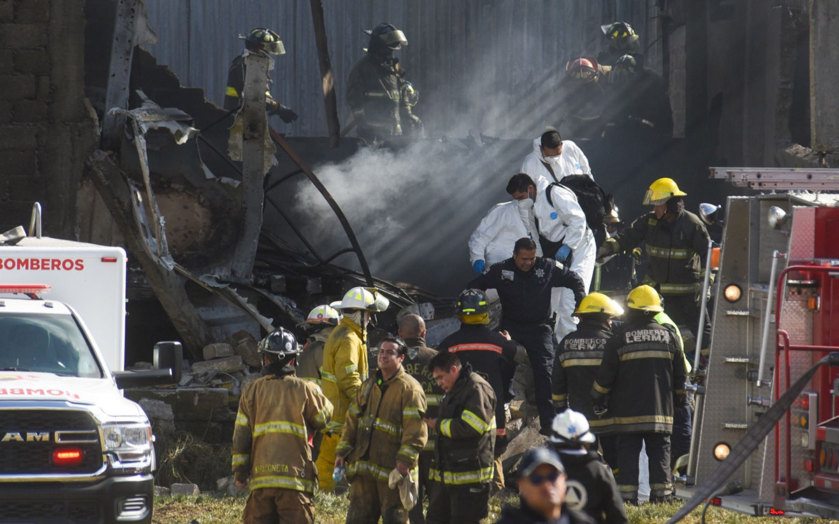 Aristegui en Vivo: Trump declara al fentanilo como arma de destrucción masiva; cae jet privado en Toluca; gresca en Congreso CDMX (16/12/2025) Aristegui en Vivo: Trump declara al fentanilo como arma de destrucción masiva; cae jet privado en Toluca; gresca en Congreso CDMX (16/12/2025)