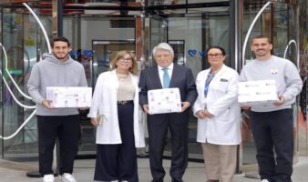 Llevan Colchoneros felicidad y juguetes a niños en hospitales madrileños