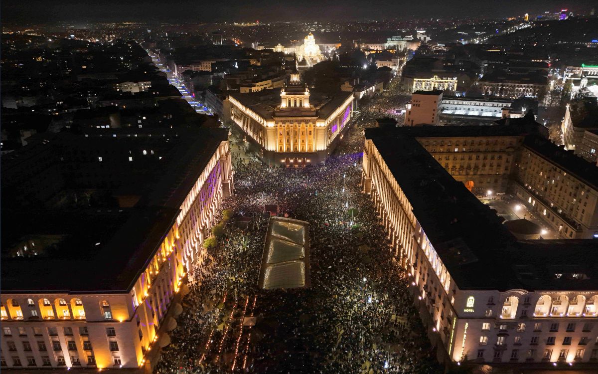 Aristegui en Vivo: Protestas fuerzan dimisión en Bulgaria; 'Sin comentarios', Sheinbaum sobre Machado; Harfuch anuncia acuerdo contra extorsión (12/12/2025)