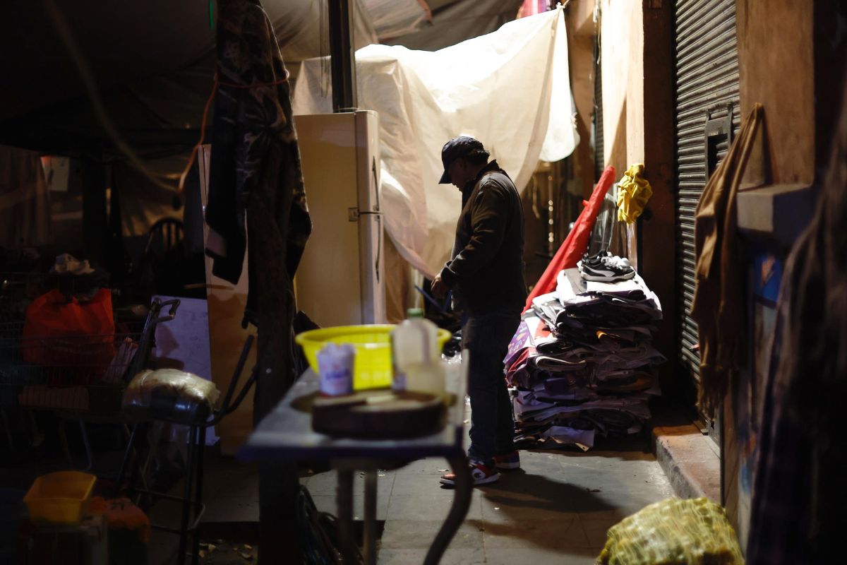 En días de fiesta, desalojados de la Ciudad de México duermen en la calle En días de fiesta, desalojados de la Ciudad de México duermen en la calle