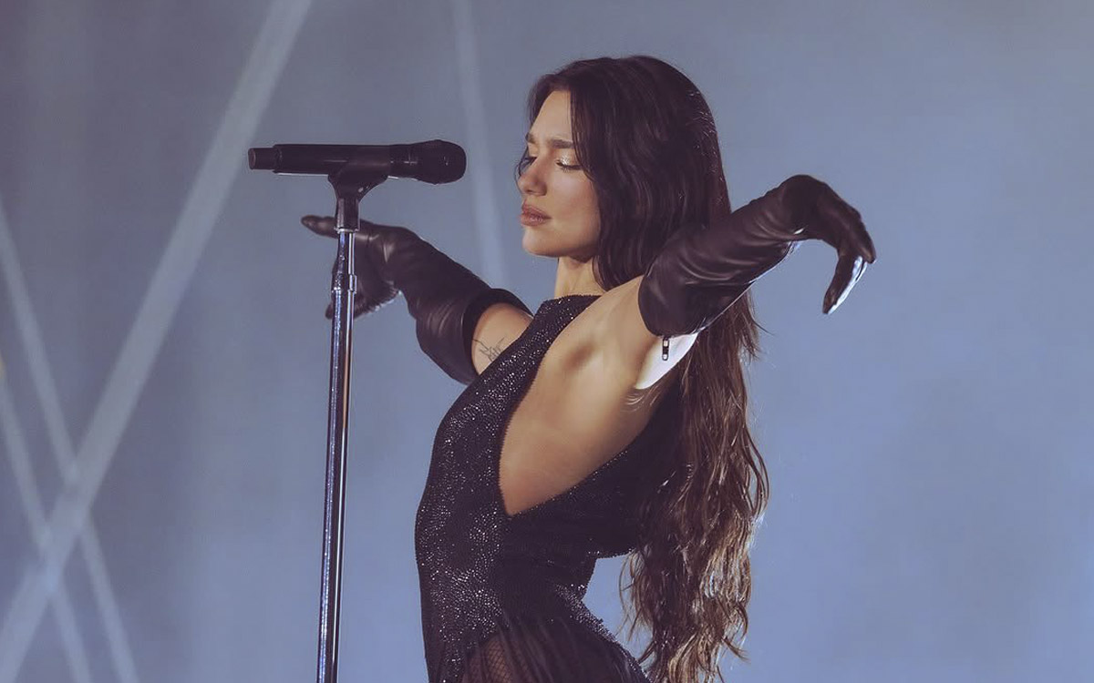 Dua Lipa emociona al público mexicano y canta 'Bésame mucho' en el Estadio GNP