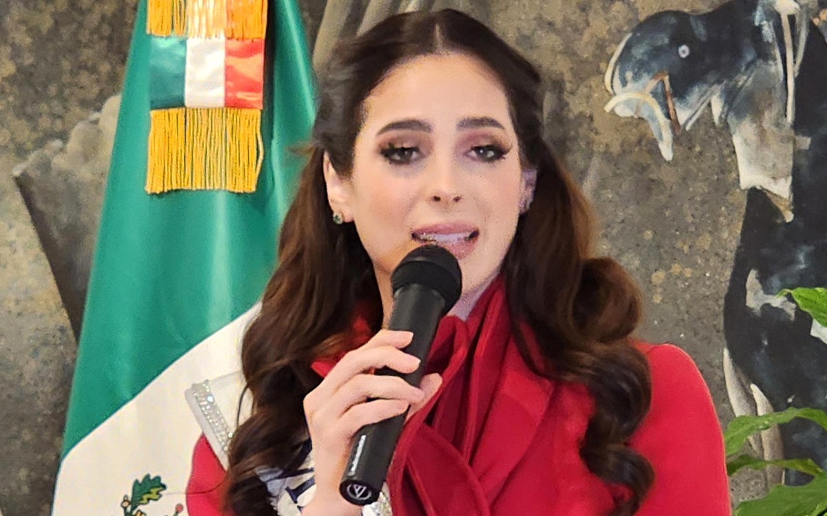 Fátima Bosch expresa apoyo a migrantes en visita a consulado de México en NY Fátima Bosch expresa apoyo a migrantes en visita a consulado de México en NY