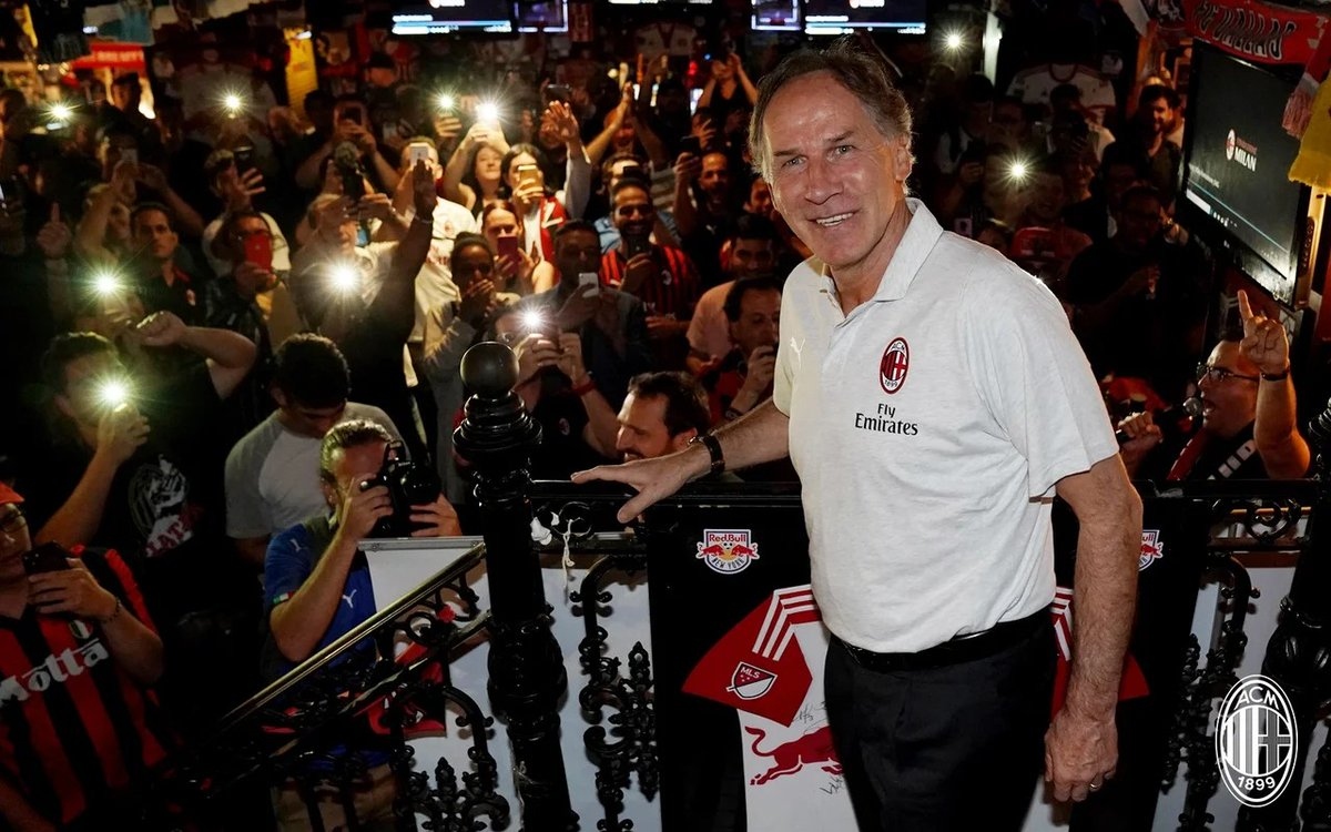 Reaparece el mítico Franco Baresi en San Siro tras operación | Video Reaparece el mítico Franco Baresi en San Siro tras operación | Video