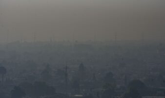 Autoridades ambientales urgen a evitar pirotecnia y fogatas navideñas para proteger la salud