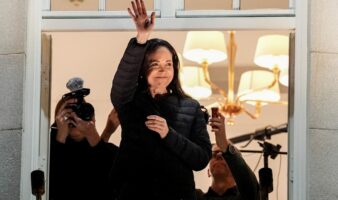 María Corina Machado saluda en Oslo a sus seguidores