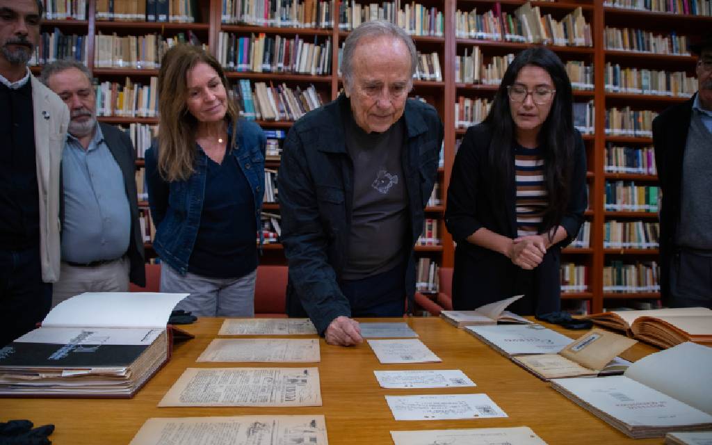 Joan Manuel Serrat recibe el título de Socio de Honor en el Ateneo Español de México