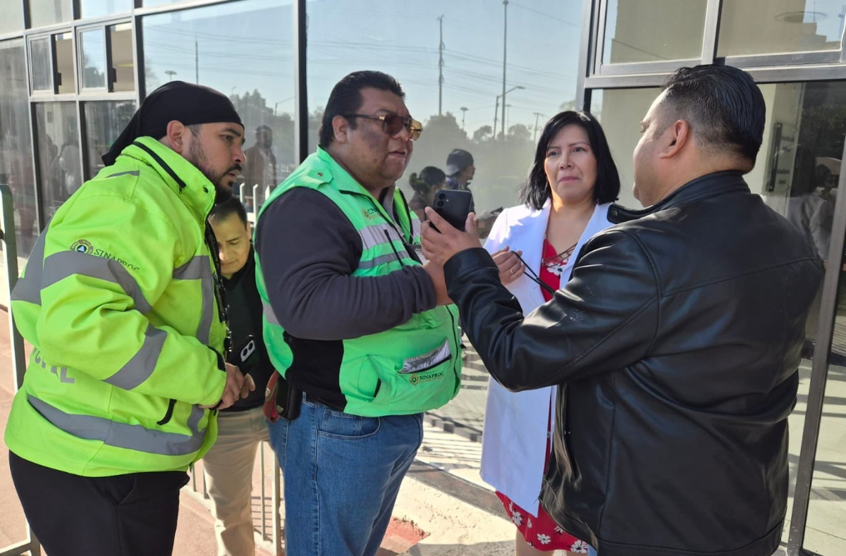 Personal de Protección Civil revisa el Hospital La Raza (Foto: Tu_IMSS)