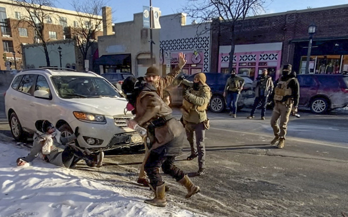 Videos muestran que Alex Pretti intentó proteger a dos personas antes de que los agentes del ICE le dispararan