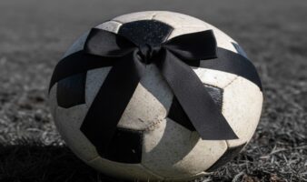 Dan 44 años de cárcel a policía que asesinó a joven futbolista en Colombia | Video