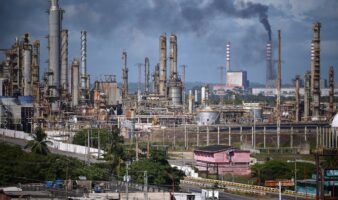 Venezuela pasa reforma para fomentar la inversión privada en el sector petrolero