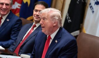 Trump dice que ordenó reabrir el espacio aéreo venezolano