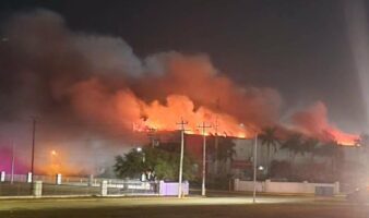 Mueren tres bomberos combatiendo incendio en maquiladora Spellman en Matamoros