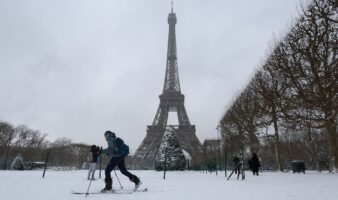 Media Europa colapsada por la nieve: cientos de vuelos cancelados y atascos kilométricos
