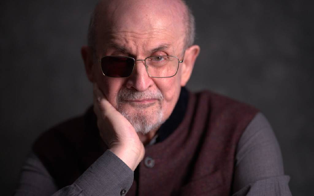 “La literatura es la mejor forma que tengo de responder al mundo en que vivo”: Salman Rushdie “La literatura es la mejor forma que tengo de responder al mundo en que vivo”: Salman Rushdie