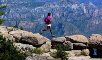 Corredores rarámuris comparten en Madrid su cultura ancestral | Video