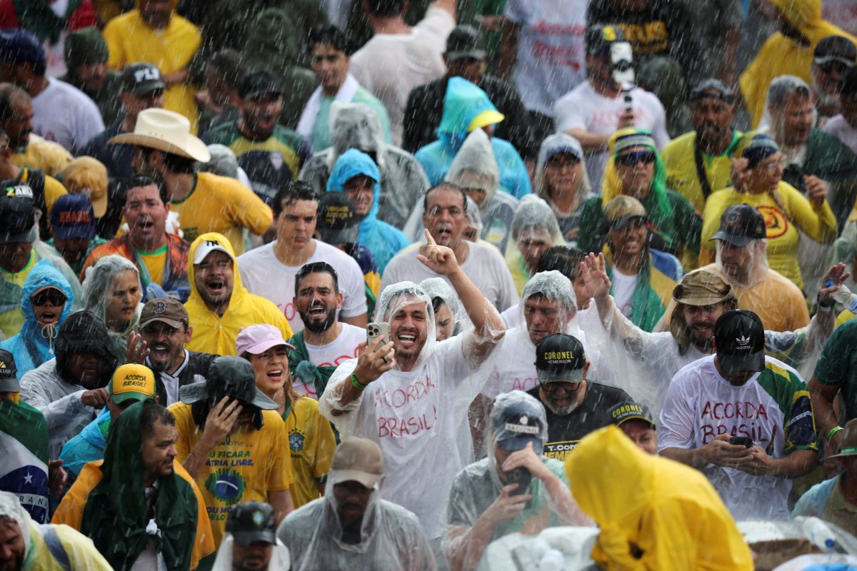 Rayo cae sobre manifestantes que apoyaban a Bolsonaro; hasta 34 resultan heridos Rayo cae sobre manifestantes que apoyaban a Bolsonaro; hasta 34 resultan heridos