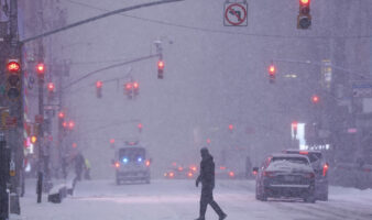 Casi la mitad de EE.UU. declara emergencia por temporal de nieve y hielo