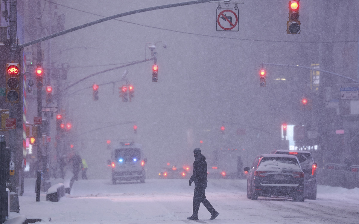 Casi la mitad de EE.UU. declara emergencia por temporal de nieve y hielo