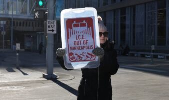 Anuncian el fin del despliegue masivo de agentes migratorios en Minnesota