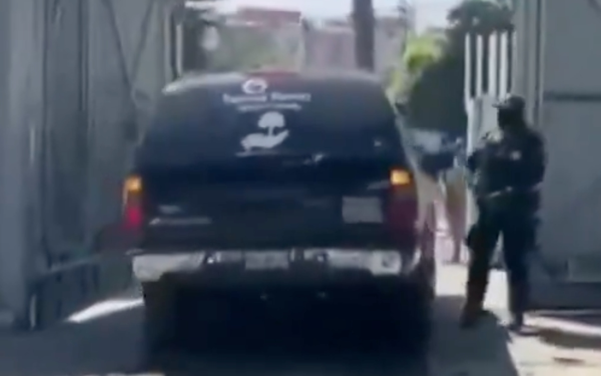 Llega carroza fúnebre a Centro Pericial Forense de la FGR; el cuerpo de 'El Mencho' nunca estuvo en FEMDO Llega carroza fúnebre a Centro Pericial Forense de la FGR; el cuerpo de 'El Mencho' nunca estuvo en FEMDO